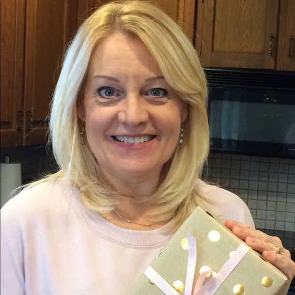 Meet your Posher, Donna - Picture 2 of 2